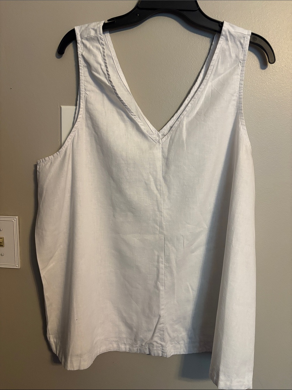 Time and Tru White V-Neck Sleeveless Tank Top in linen